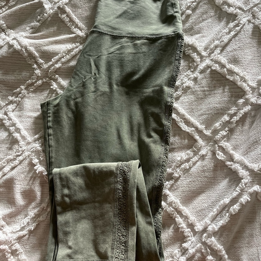Aerie  size l chill play move